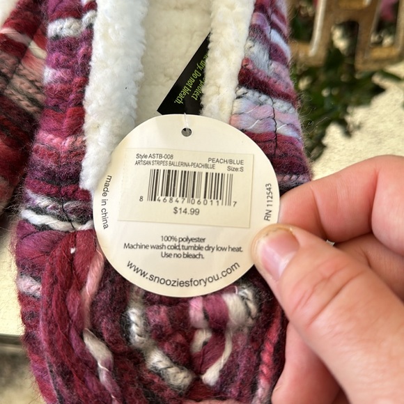 SNOOZIES slipper sock- NWT Small Size 5-6 artisan stripe ballerina pink maroon - Picture 3 of 5